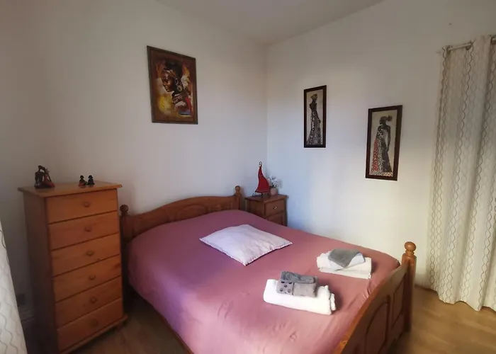 Bel Appartement Tout Equipe! Proche Des Parcs, Avec Sa Cour Privative Et Sa Place De Parking Securisee A 450 M Du Logement