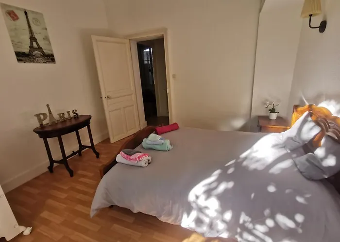 Bel Appartement Tout Equipe! Proche Des Parcs, Avec Sa Cour Privative Et Sa Place De Parking Securisee A 450 M Du Logement